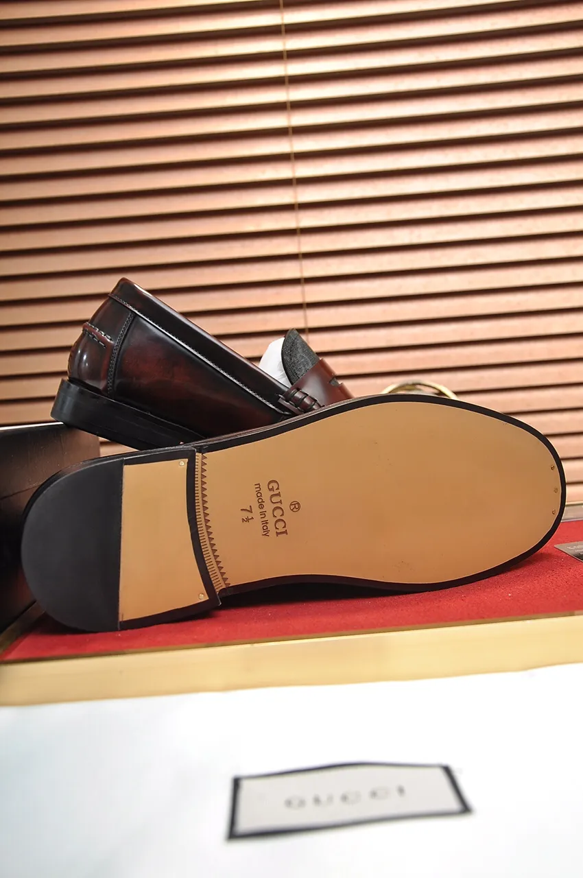Men's shoes💰560💶Italy's top luxury men's shoe giant (GUCCI) (Gucci) (full cowhide lining) new arrival🍃Original European style🔰 Pleasant to the eye😍In order to make the shoes more durable and non-deformable🌀The production continues to follow traditional methods but there is still no lack of innovation💪Choose original sheepskin for the leather♻️ Smooth and natural And extra bright ⭐Made of imported cowhide, the first choice of rich people 38-45 (45 customized)